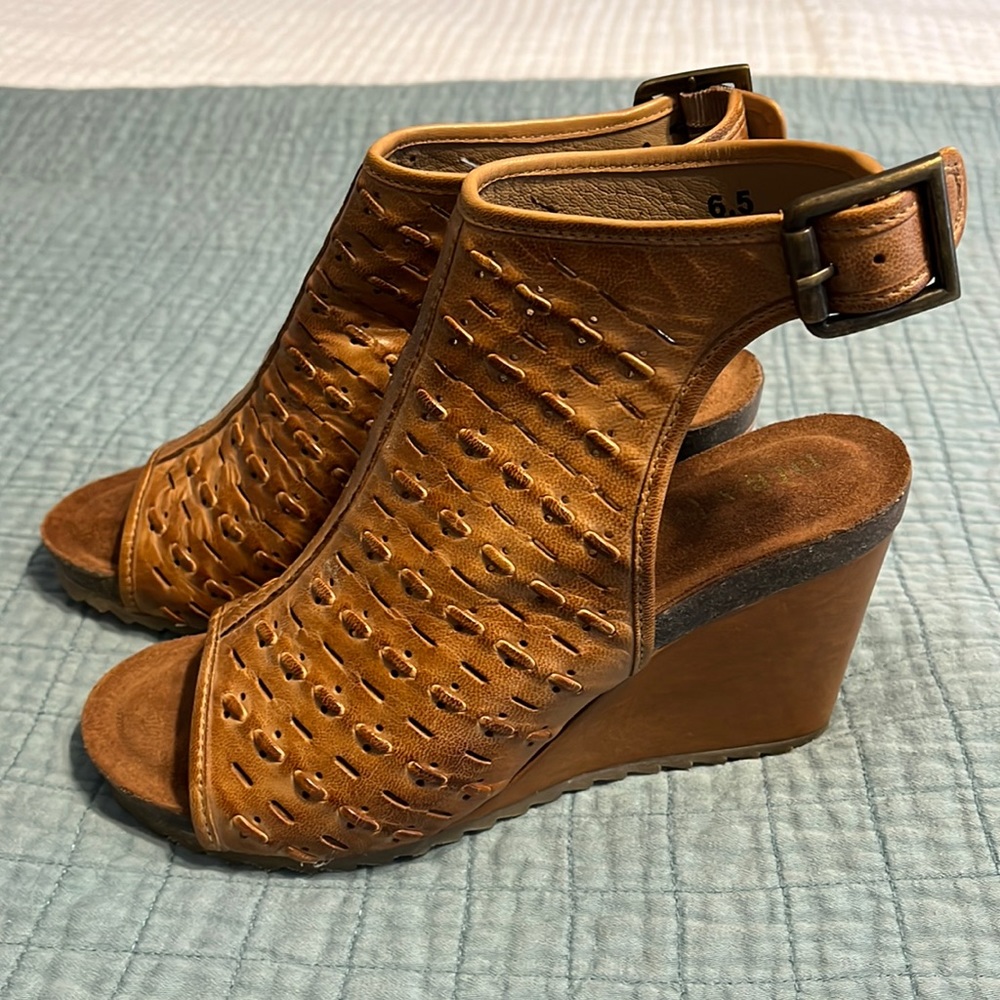 CUTE wedge sandal